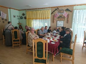 Peipsimaad külastavad Peterburi ajakirjanikud Peipsimaa toitu nautimas