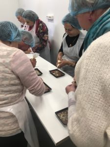 Koolitusprogramm “Kiika Peipsimaa kööki” osalejad kokkamas teise nurga alt